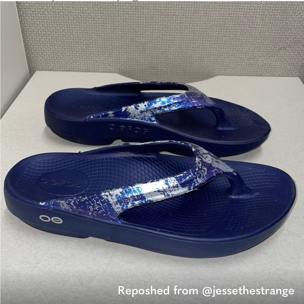 Oofos size 6. Like new. Too small.